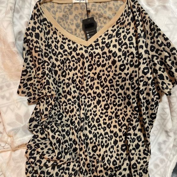 Leopard Print Top• Short Sleeve Tee - Picture 1 of 1